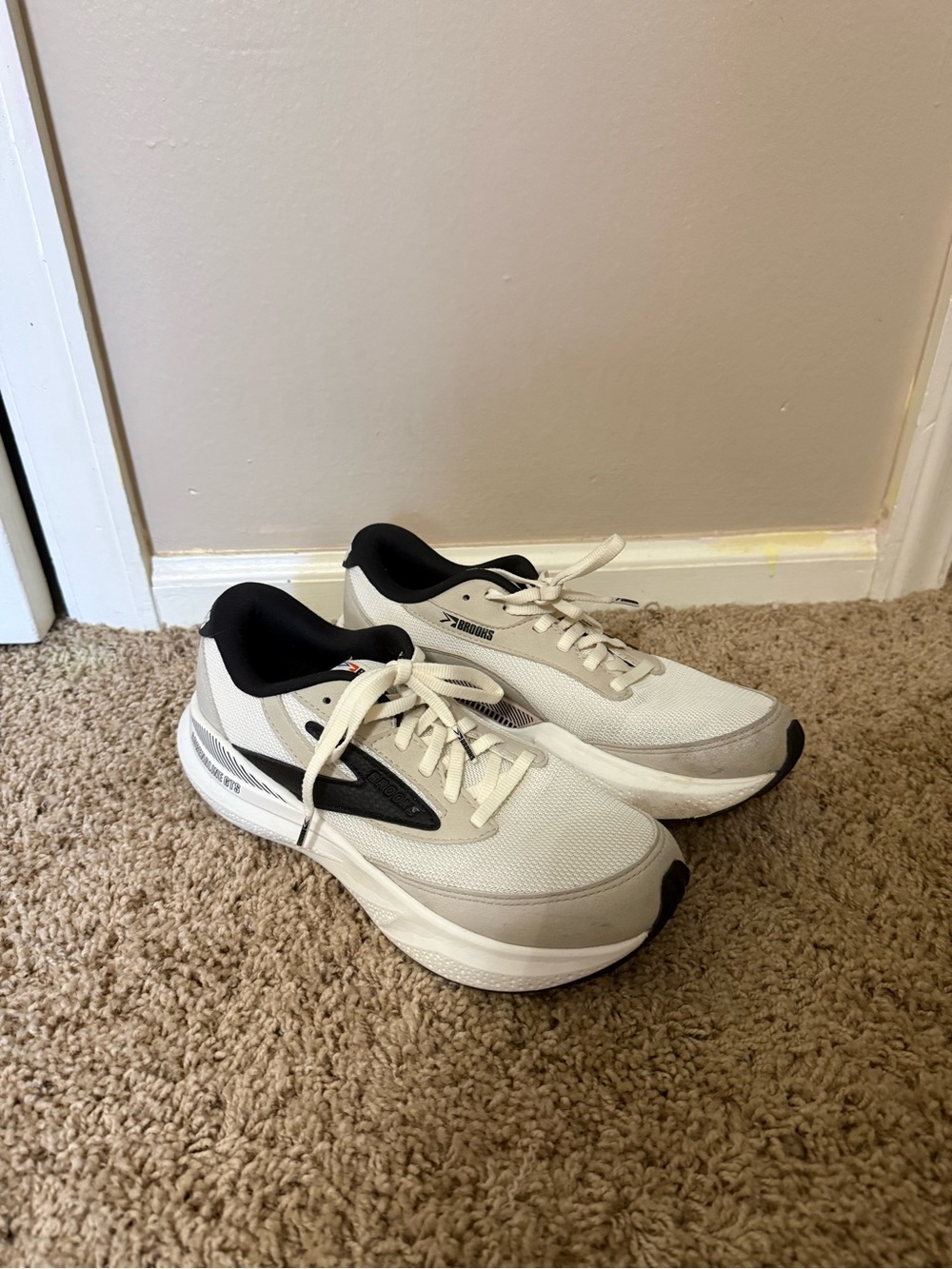 Brooks White Adrenaline 24 GTS Shoes - 8.5